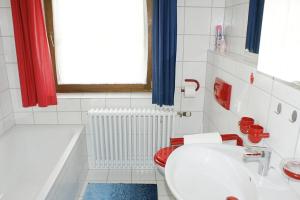 Un baño con lavabo, bañera e inodoro. en Landhaus Seiler, en Freudenstadt