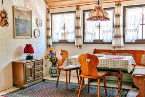 comedor con mesa y cama en Landhaus Seiler, en Freudenstadt 21 fotos más