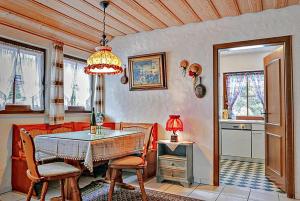 Un comedor con mesa y sillas en Landhaus Seiler, en Freudenstadt