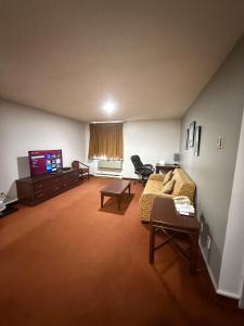 zero-100 motel客房内的一张或多张床位