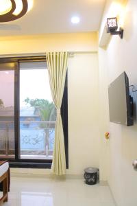 TV a/nebo společenská místnost v ubytování Sukhakarta Holiday Home + 33 fotografií