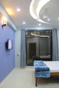 TV a/nebo společenská místnost v ubytování Sukhakarta Holiday Home