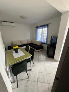 TV a/nebo společenská místnost v ubytování Apartmani Ana Juricev Vodice