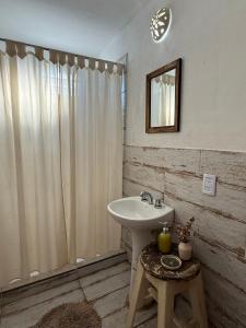 een badkamer met wastafel en douche bij Casa Agua Marfil in Capilla del Monte +30 foto's