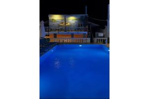 - Vistas a la piscina por la noche en Gavriil Apartments, en Corfu
