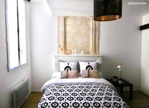 a bedroom with a bed and a window at Little Saint James au coeur historique de Bordeaux in Bordeaux