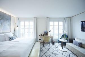 Llit o llits en una habitació de Storchen Zürich - Lifestyle Boutique Hotel