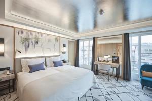 Llit o llits en una habitació de Storchen Zürich - Lifestyle Boutique Hotel