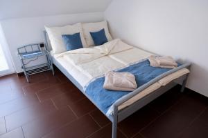 Ένα ή περισσότερα κρεβάτια σε δωμάτιο στο Apartma z dvema spalnicama in balkonom