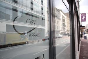 a reflection of a van in a store window at Cosy Apparts Suresnes La Défense in Suresnes