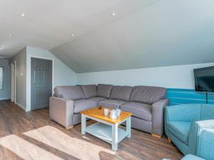 ein Wohnzimmer mit Sofa und Tisch in der Unterkunft Golden Coast Leisure Park - Ocean Tide Villa I in Woolacombe