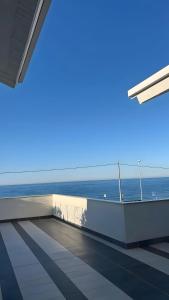 Una vista del océano desde el balcón de un edificio. en Luxury Room, en Bari