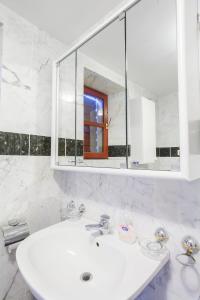 Villa & Apartments Perasto的一间浴室