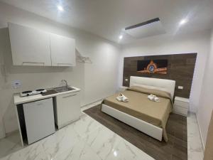 a small bedroom with a bed and a sink at A quel paese rooms in Rosolini