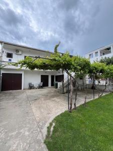 Budova, kde se apartmán nachází + 37 fotografií