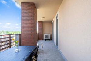 un balcone con un tavolo blu con un vaso sopra di Parco Comfort Suite Battaglia Appartamenti a Milano