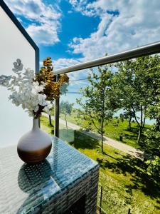 Vonkajšia záhrada v ubytovaní Balaton Bliss Lakeside Apartment
