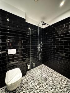 Koupelna v ubytování R13 - A Townhouse Hotel + 35 fotografií