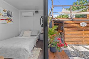 Las PalmasLas Palmas Cottage - Serene Eco Retreat的一间卧室设有一张床和一个鲜花阳台 更多38张照片