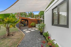 Las PalmasLas Palmas Cottage - Serene Eco Retreat的后院设有带庭院的房屋