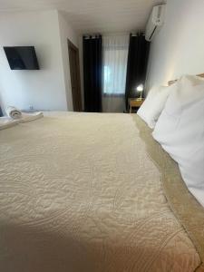 Postel nebo postele na pokoji v ubytování Cap Sounion Seafront Apartment - Adults Only