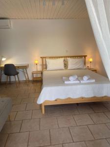 Postel nebo postele na pokoji v ubytování Cap Sounion Seafront Apartment - Adults Only