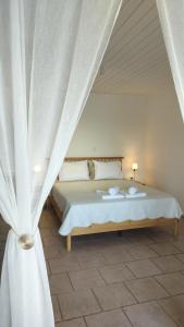 Postel nebo postele na pokoji v ubytování Cap Sounion Seafront Apartment - Adults Only