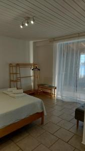 Postel nebo postele na pokoji v ubytování Cap Sounion Seafront Apartment - Adults Only