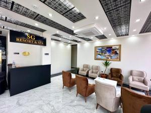 a waiting room at a hospital with a table and chairs at SG RESORT Apart Otel in Silifke
