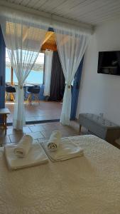 Postel nebo postele na pokoji v ubytování Cap Sounion Seafront Apartment - Adults Only