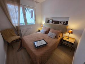 a small bedroom with a bed and a chair at Avilés Luce B - 3 habitaciones - 2 baños - VUT-7461-AS in Avilés