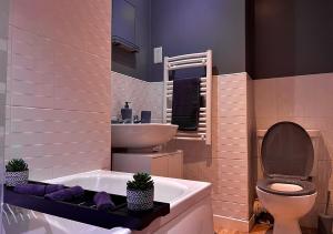 a bathroom with a toilet and a sink at Modern, Central, Haven, 1BR with Balcony in Sheffield +21 photos