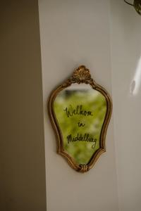 a picture of a mirror hanging on a wall at 't Buitenverblijf, gratis parkeren in Middelburg +38 photos
