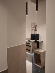 an office with a desk with a laptop on it at Hotel Viennese in Rome