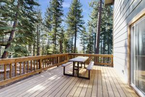 une terrasse en bois avec un banc sur le côté d'une maison dans l'établissement Skyline Manor, à South Lake Tahoe