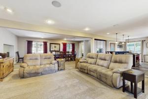 un salon avec deux canapés et une table dans l'établissement Skyline Manor, à South Lake Tahoe