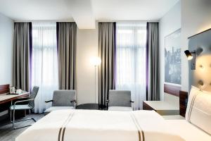 Postel nebo postele na pokoji v ubytování Premier Inn Köln City Mediapark