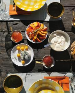 a table topped with plates of fruit and dip at La manufacture royale de la bonde Chambre 2 in Cuxac-Cabardès
