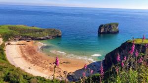 Blick auf einen Strand mit Felsen im Meer in der Unterkunft Casa Vacacional Los Gemelos in San Roque del Acebal