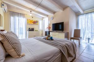 a teddy bear sitting on a bed in a bedroom at Favola Rosa in Alghero