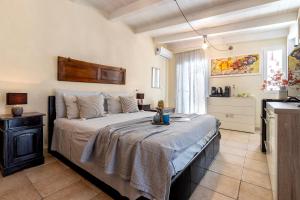 a bedroom with a large bed in a room at Favola Rosa in Alghero