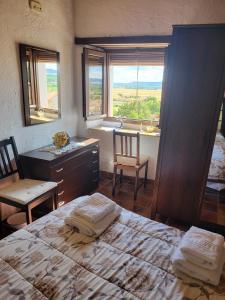 Mirador de Cerrato في بالينثيا: غرفة نوم بها سرير ومكتب ونافذة +19 صورة