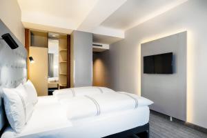 Postel nebo postele na pokoji v ubytování Premier Inn Köln City Mediapark