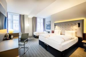 Postel nebo postele na pokoji v ubytování Premier Inn Köln City Mediapark