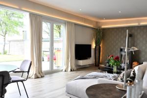 Μια τηλεόραση ή/και κέντρο ψυχαγωγίας στο Traumhaus mit Fördeblick - FÖRDE-ANKER