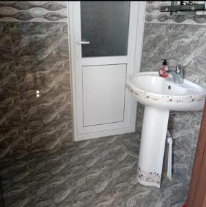 Koupelna v ubytování Guesthouse Amiran Tabatskuri