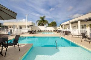 Bazén v ubytování Apto 2Q c/ Churrasqueira a 600m da Praia RAG0406 nebo v jeho okolí