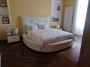 A bed or beds in a room at queen 24