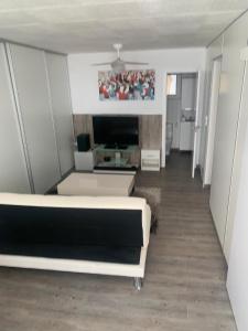 Μια τηλεόραση ή/και κέντρο ψυχαγωγίας στο Apartamento en casa particular en Moraira