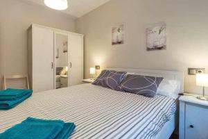 une chambre avec un grand lit avec des oreillers bleus dans l'établissement Ferrobús, à Zamora